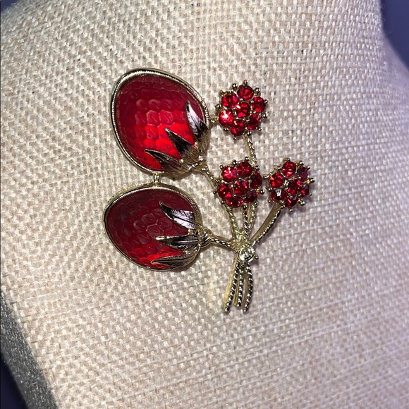Sarah Coventry Jewelry - 1960s Sarah Coventry vintage brooch red strawberries pin goldtone metal marked